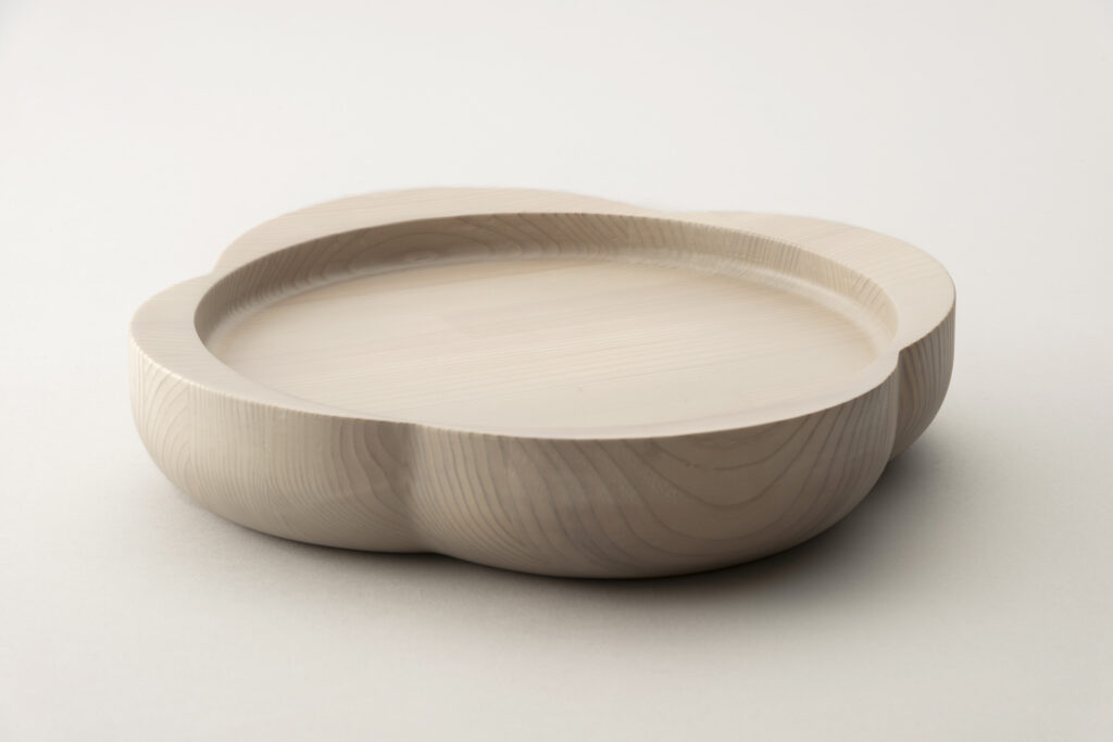 縁起物としても知られる花型の銘々皿や和盆をモチーフ。FLOWER bowl