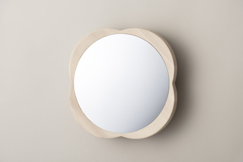 伝統的な家紋のような平面性もありながら、ずっしりとした奥行きと立体感を持っているFLOWER mirror