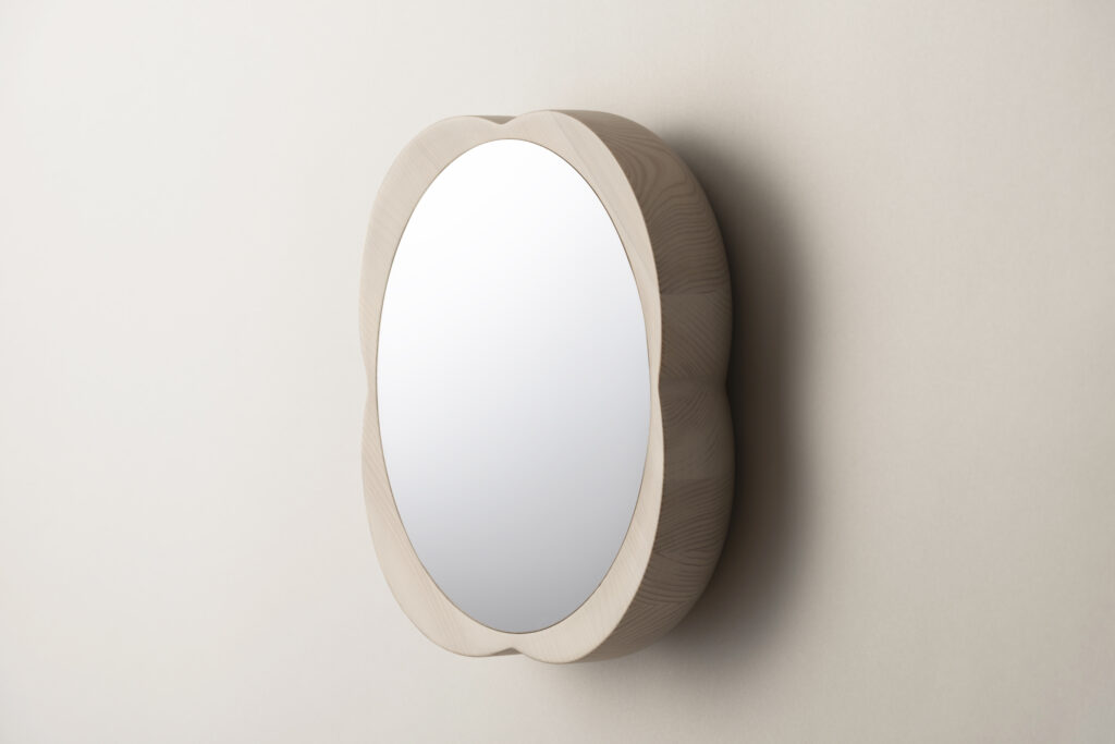 針葉樹を用いることで、重厚な見た目に反し、軽い仕上がりのFLOWER mirror