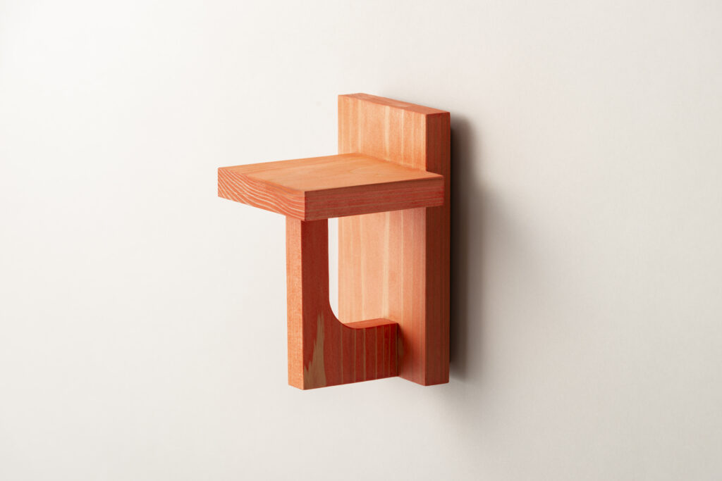 実直で素朴な造形は、典型的な壁掛棚を現代的に再解釈。JOMO shelf mini
