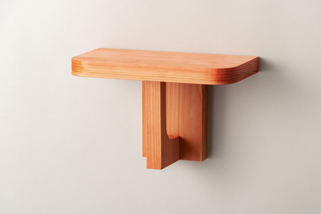 実直で素朴な造形は、典型的な壁掛棚を現代的に再解釈。JOMO shelf regular