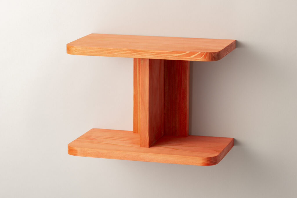 実直で素朴な造形は、典型的な壁掛棚を現代的に再解釈。JOMO shelf standard